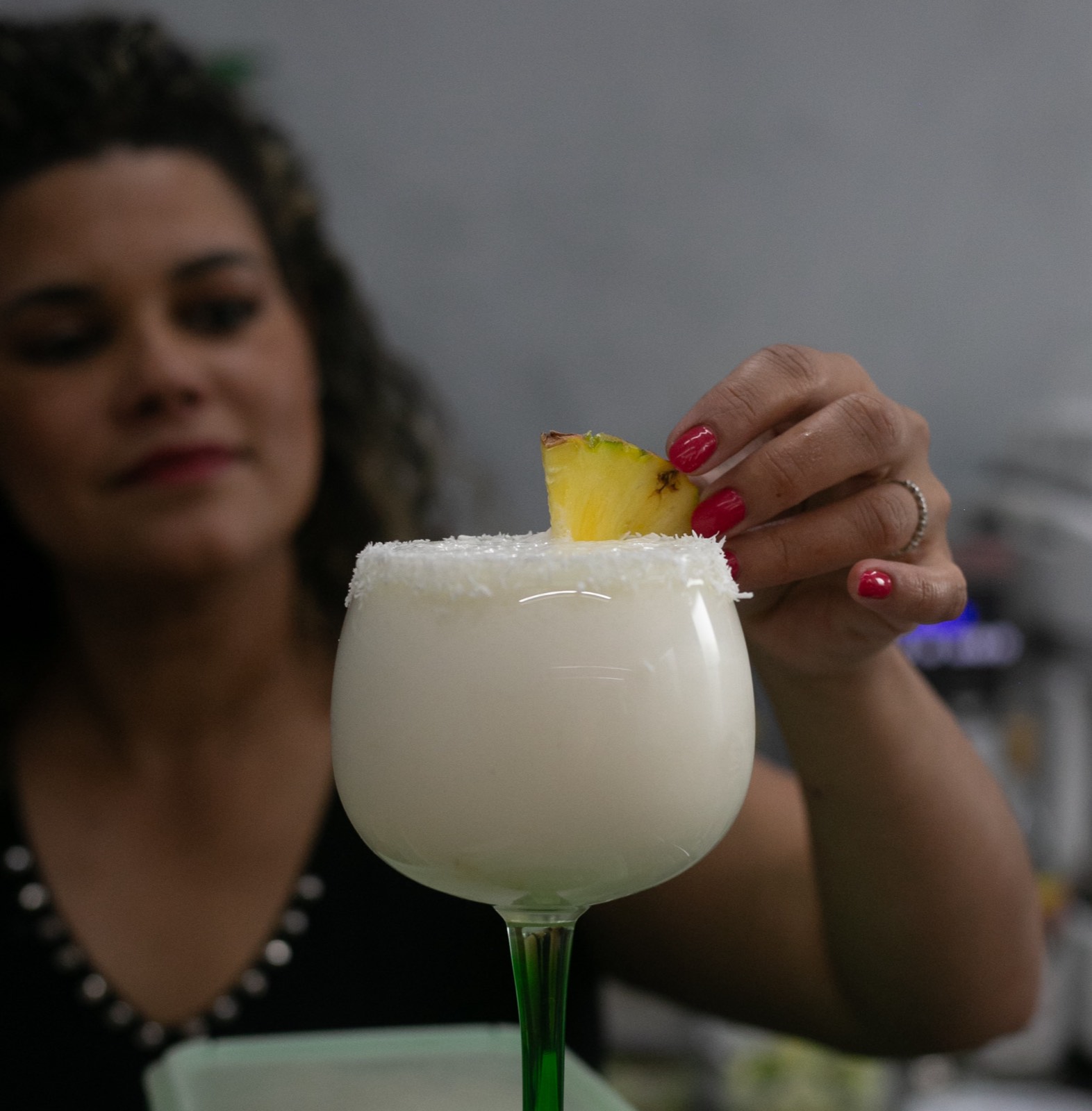 Preparazione di una piña colada al bancone del Master Caffè