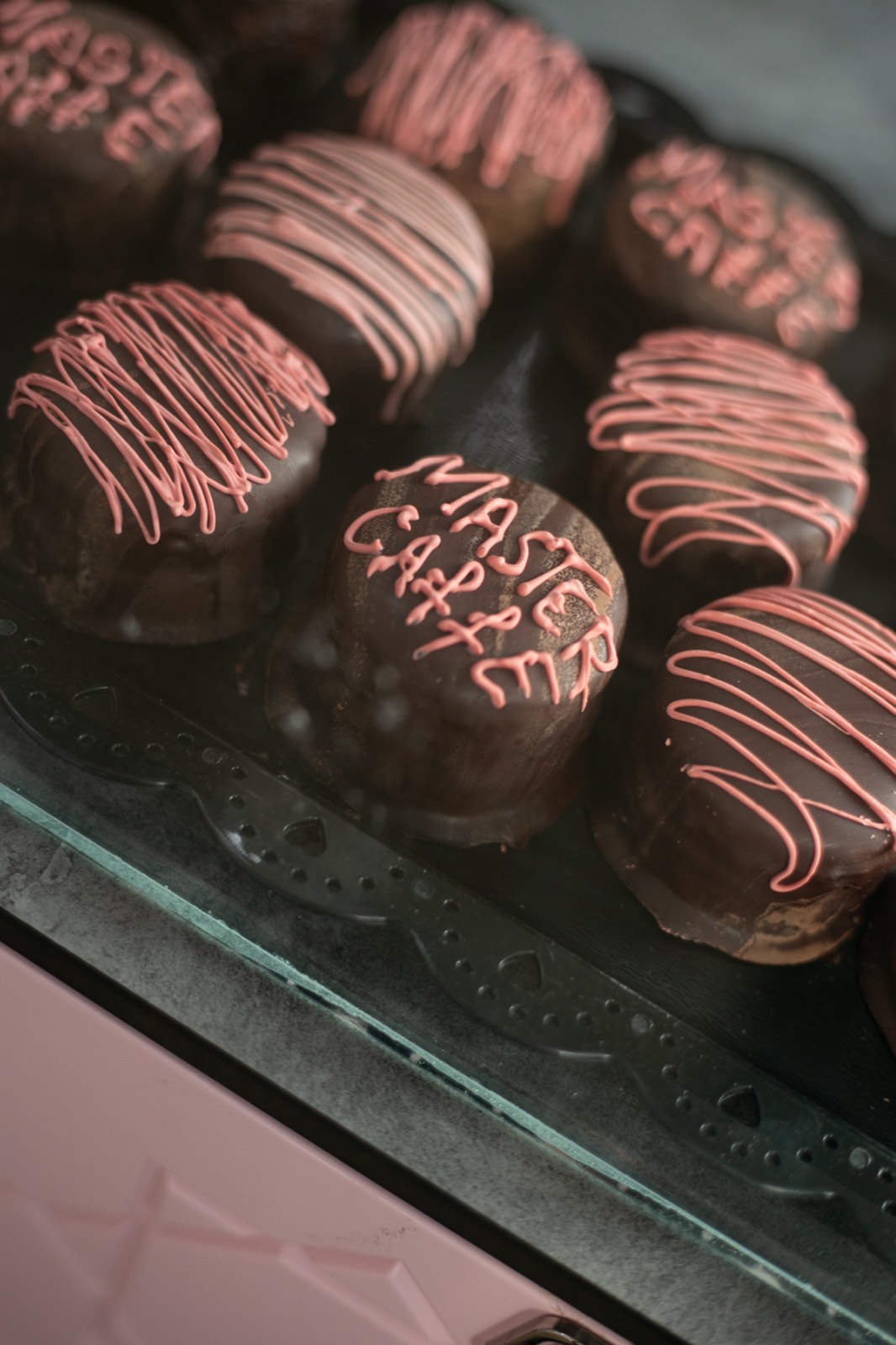 Dolcetti al cioccolato decorati con la scritta Master Caffè