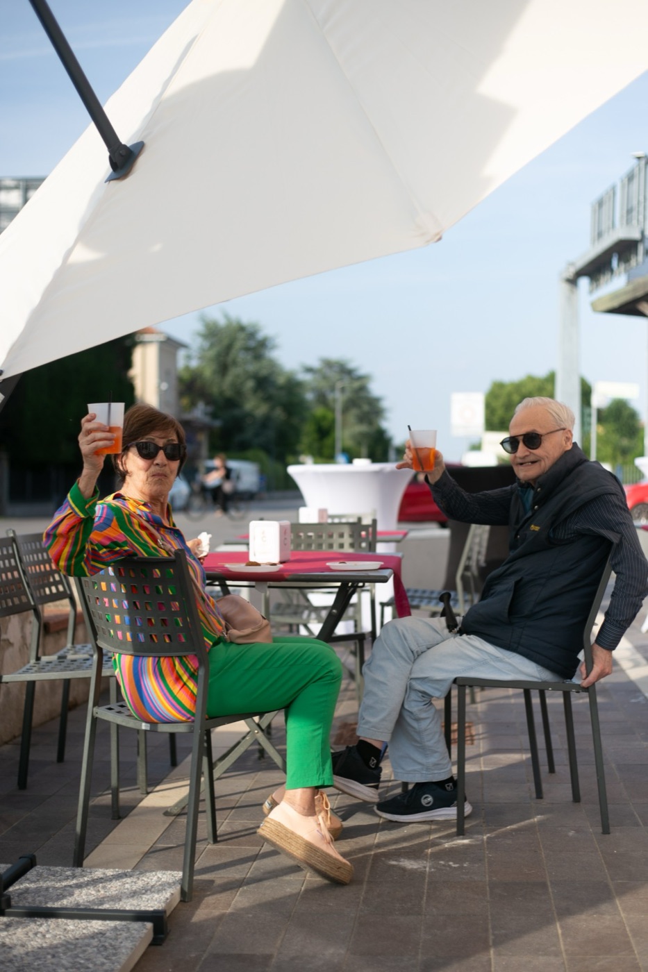 Due clienti brindano ai tavolini del Master Caffe