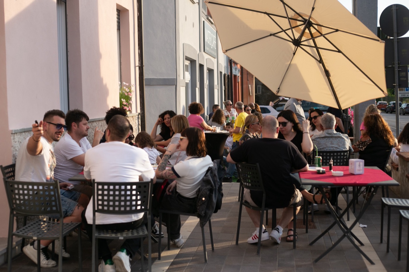 Il dehors pieno di gente durante la festa di apertura