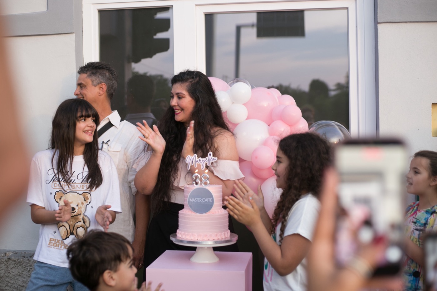 Maryellen taglia la torta del Master Caffe il giorno dell'apertura