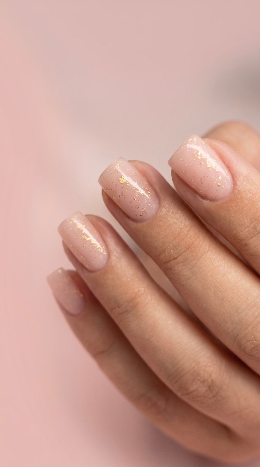 Manicure nude con dettagli dorati realizzata da Master Nails