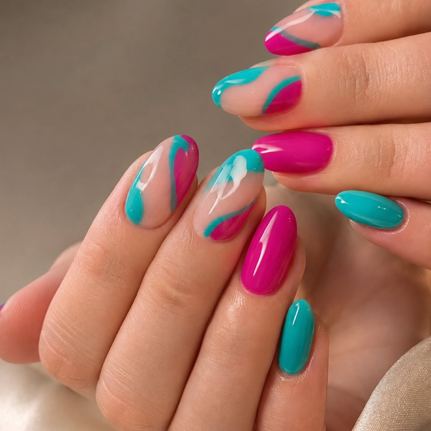 Nail art a onde fucsia e turchese su unghie a mandorla