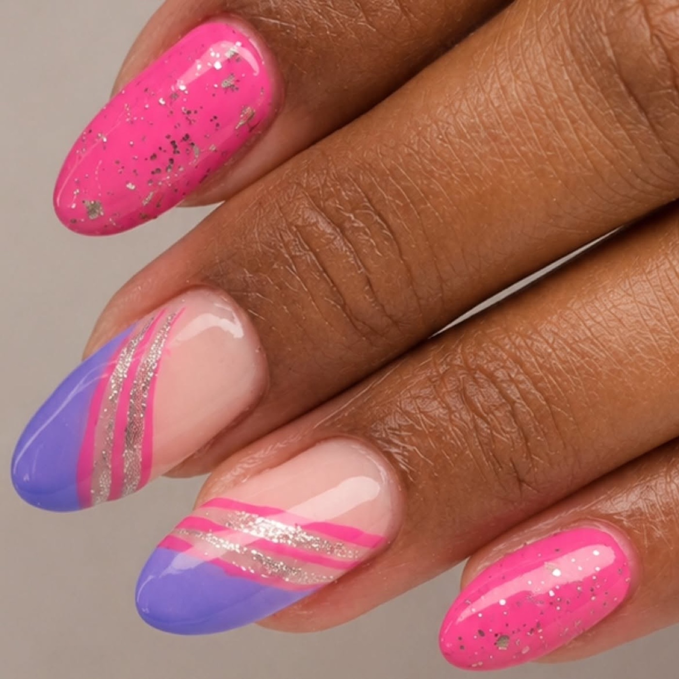 Nail art fucsia e lilla con righe glitterate