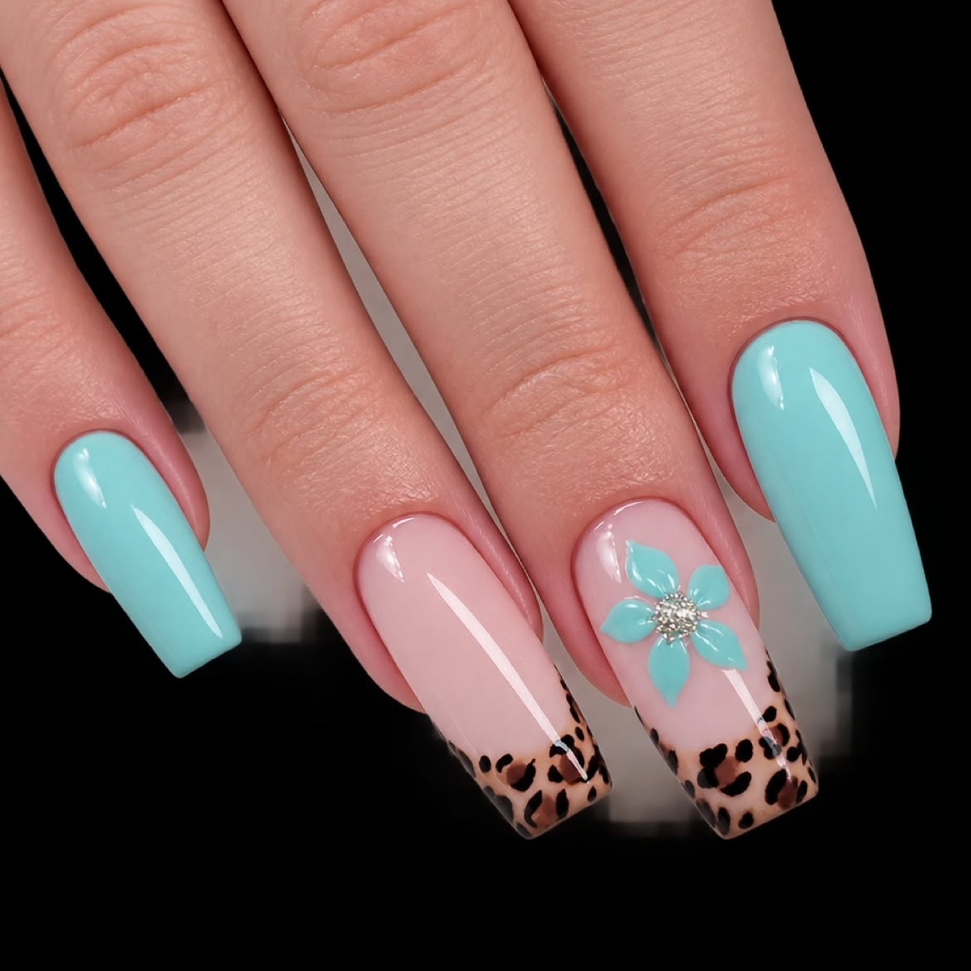 Unghie turchesi con french leopardato e fiore in rilievo