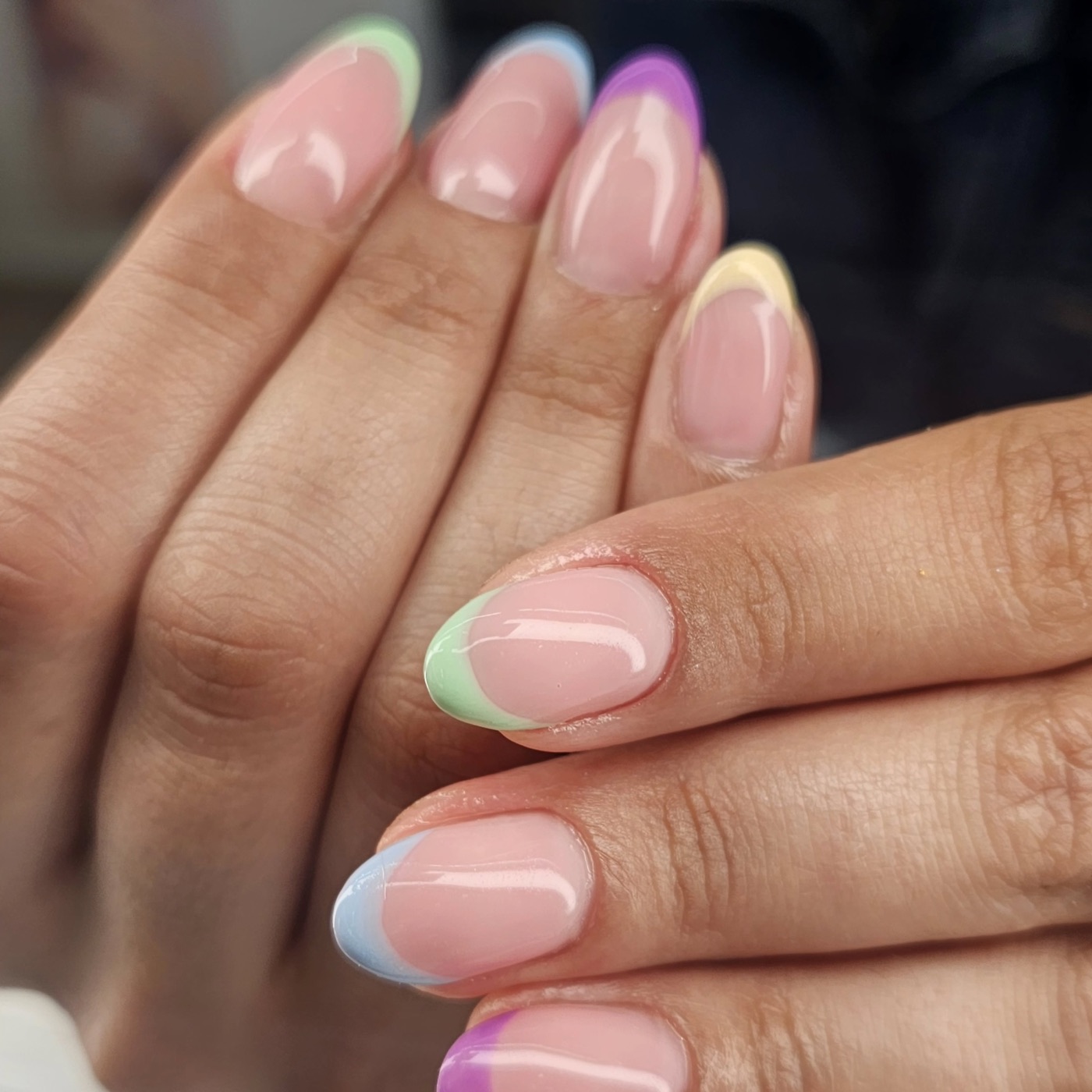 Manicure nude con french colorato